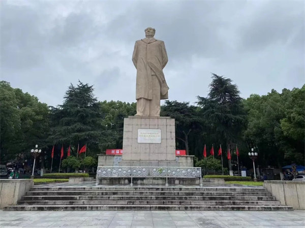 湖南大學，毛主席雕像